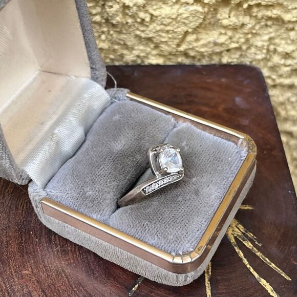 Vintage Cocktail Ring with Cubic Zirconia size 7 3/4 in sterling silver - Picture 5 of 10